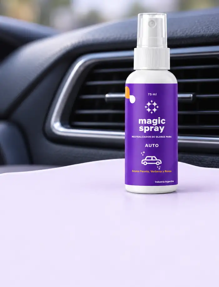 Magic Spray Auto 75 ml sobre el tablero del auto