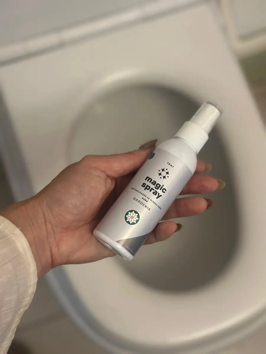 Mano rociando Magic Spray Baño